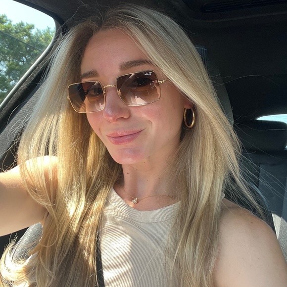 Meet your Posher, Gabriella - Picture 1 of 1